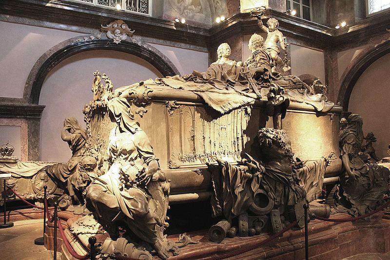 Prunksarkophag für Kaiserin Maria Theresia und ihren Gatten Franz von Lothringen in der Kapuzinergruft in Wien, geschaffen von Balthasar Moll aus Ludesch. (Foto: Wiki)